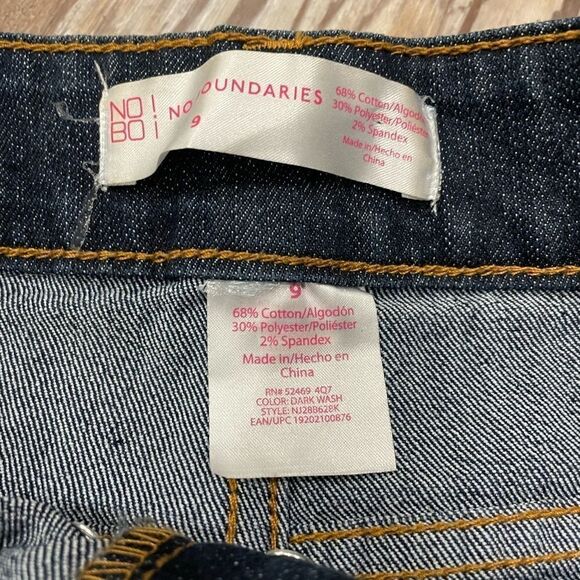 No boundaries juniors 9 rough hem dark wash shorts w/ metal studs - Picture 3 of 5